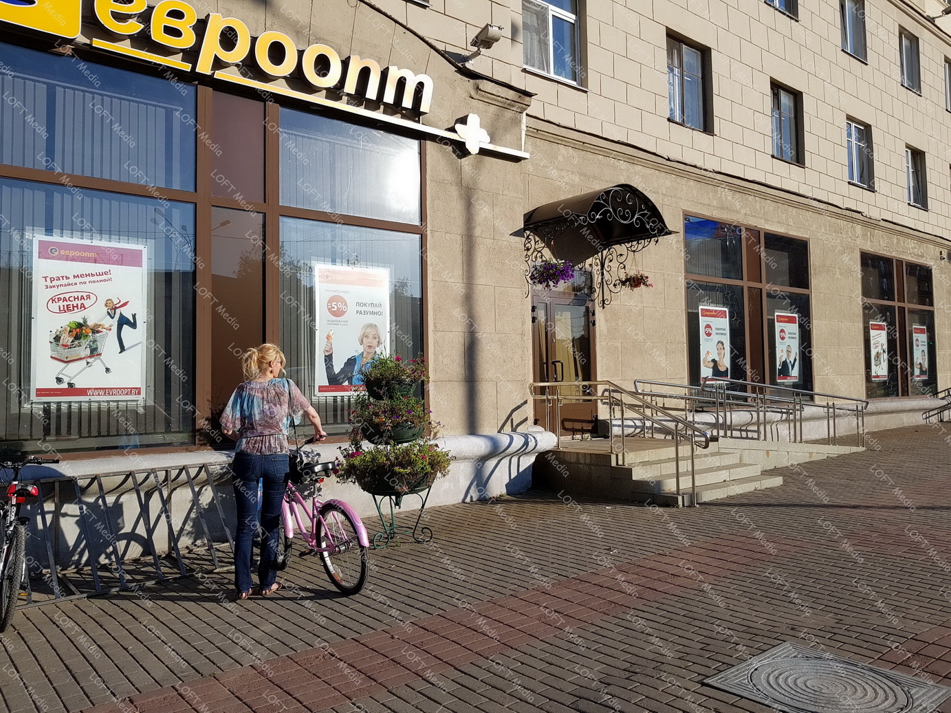 Сеть магазинов косметики MIXIT Минск оформлена световыми панелями МегаЛайт